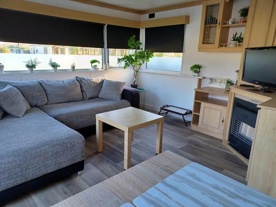 Chalet 14 Met Airco Familiecamping De Tien Heugten Schoonloo Drenthe Bagian luar foto
